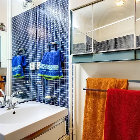 Royal Parisian Flat For Five