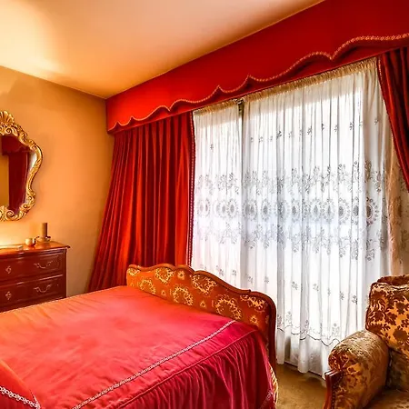 Appartamento Royal Parisian Flat For Five Parigi