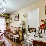 Royal Parisian Flat For Five