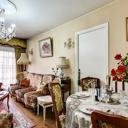 Royal Parisian Flat For Five