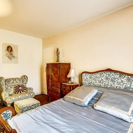 Royal Parisian Flat For Five